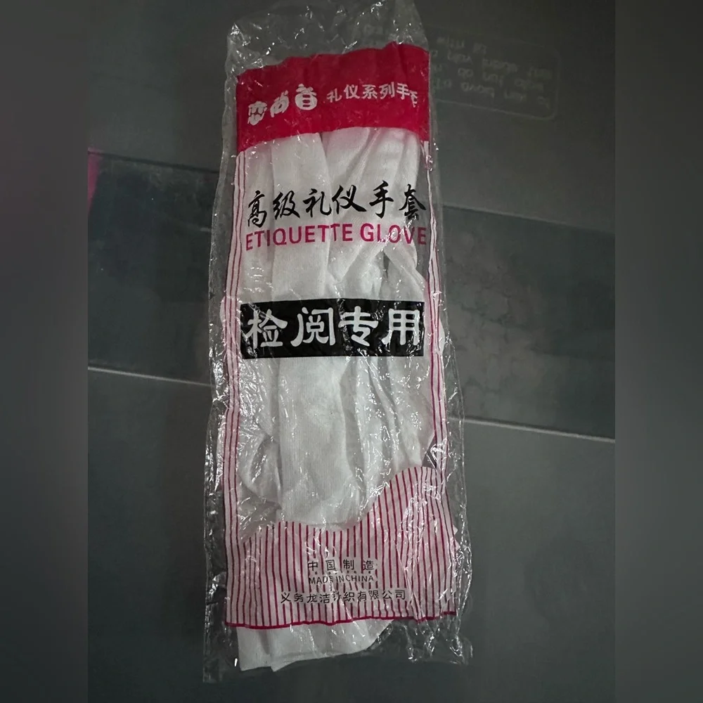 Etiquette Glove I opened the package no size on package fits me fine